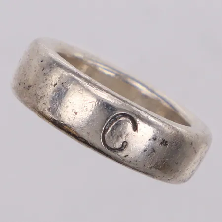 Ring, slät, stl 16½, gravyr, repor, 925/1000 silver Vikt: 11,9 g