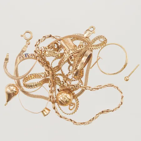 Diverse guld, skador finns, gravyr finns, 18K 33,1g.