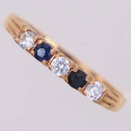 Ring med vita samt blå stenar, stl 18½, bredd 2,6mm, 14K Vikt: 1,7 g