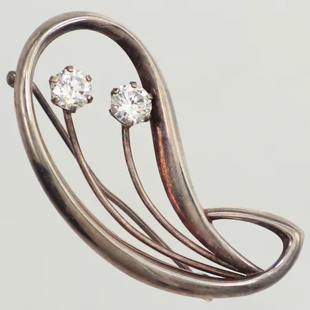 Brosch med vita stenar, längd 19mm, bredd 42mm, 925/1000 silver Vikt: 2,8 g