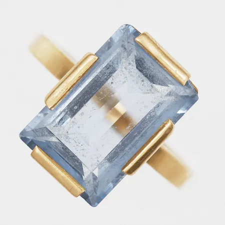 Ring med syntetisk spinell, stl 17¼, bredd 2-16mm, skadad sten, 18K Vikt: 6,6 g