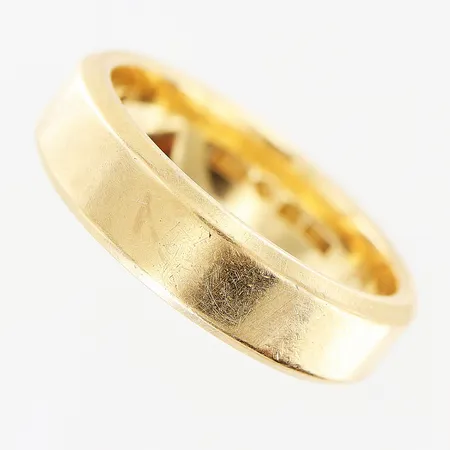 Ring, slät, stl 19¾, bredd 5,5mm, gravyr, 18K Vikt: 11,2 g