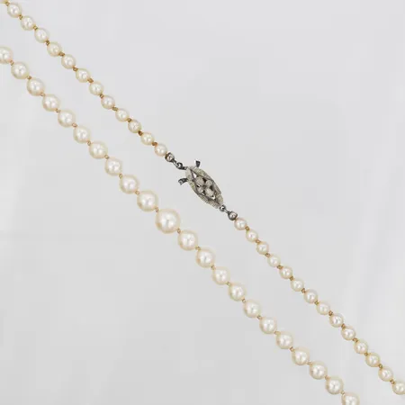 Collier med odlade pärlor, doserat,  lås av 18K vitguld, längd 54cm, bredd 4-8mm, pärlor med ytslitage/märken. Vikt: 0 g