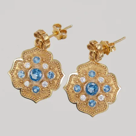 Ett par örhängen, vita och blå stenar, längd ca 25mm, förgyllt Silver 925/1000 Vikt: 7,9 g