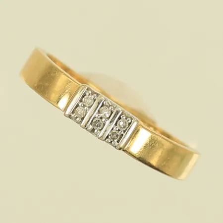Ring med diamanter 6st x ca 0,01ct, stl 18¾, bredd 2-2mm, 18K, 3,2g Vikt: 3,2 g