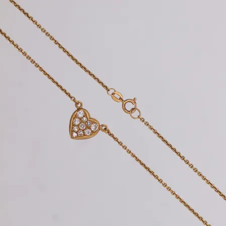 Collier med integrerat hänge med diamanter 2xca 0,05ct, 3xca0,01ct, 3xca0,03ct, 2xca 0,04ct, längd 43,5mm, bredd 1,4mm, hängets mått 10,4mm, bredd 10,1mm, 18K Vikt: 5,1 g