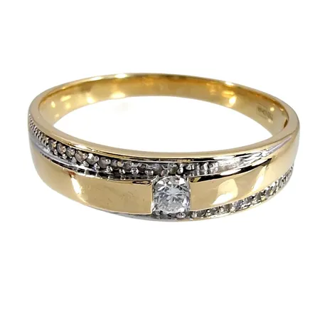 Diamantring, 18K guld, Diamanter 1 x 0,07ct + 22 x 0,001ct, Guldfynd (GHA), Ø19½ mm, bredd 2-5 mm Vikt: 3,2 g