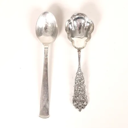 Dessertsked och marmeladsked, längd 15 respektive 14cm, slitage, bucklor och repor, silver. Vikt: 52,7 g