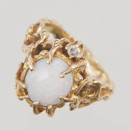 Ring med opal samt diamant 1 x ca. 0,02ct, Ø16¼, 14K, 7,5g.