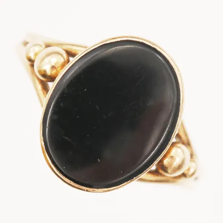 Ring med onyx, stl 19¼, tillverkad år 1948, brott på skena, 18K, bruttovikt 4,8g Vikt: 4,8 g