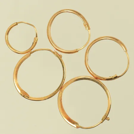 Fem örhängen, defekta, 18K, 2,2g Vikt: 2,2 g