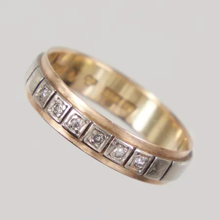 Ring med 8/8slipade diamanter 6x ca 0,005ct, stl 17¼, bredd 4,4mm, gul/vitguld, 18K Vikt: 3 g