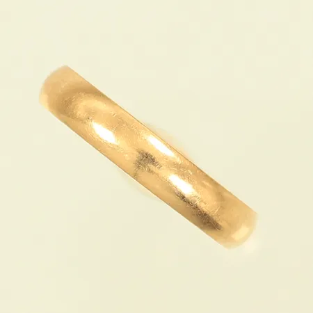 Ring slät, stl 19½, bredd 4mm, gravyr, 18K  Vikt: 4,3 g