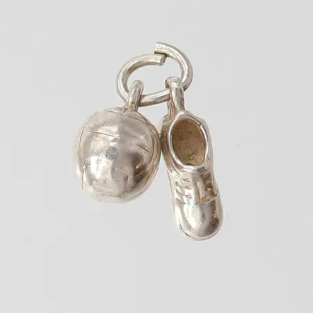 Hänge, 10x6mm ink ögla, något bucklig, silver 925/1000.  Vikt: 1,9 g