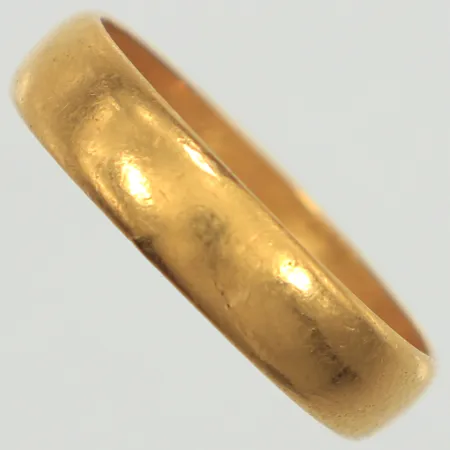 Ring slät, stl 19¾, bredd 5mm, något skev, gravyr, 23K  Vikt: 5,1 g