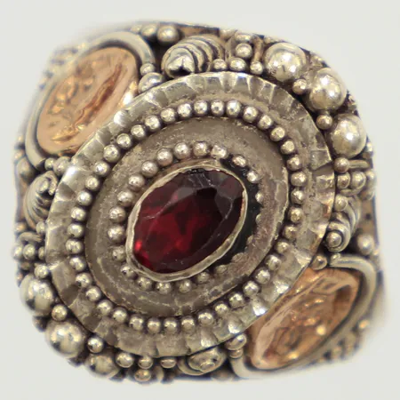 Ring röd sten, stl 17, bredd 18mm, skev, 925/1000 silver Vikt: 3,7 g