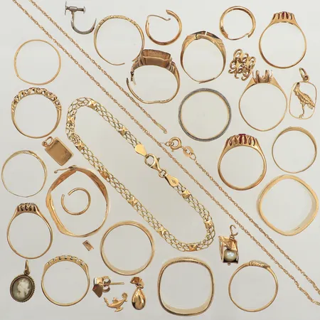 Diverse guld, defekt, stenar, gravyr, 18K  Vikt: 82,2 g