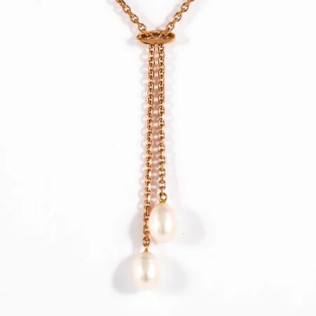 Colliér i 18K guld: Ankarkedja med integrerat hänge, två droppformade sötvattenodlade pärlor 7,5 x 10,5 mm. Det är 40 cm långt, 2 mm brett och väger 10,5g. Hängets längd 65 mm. Stämplad CCC (Guld Carlsén AB, Sundsvall). Springring.