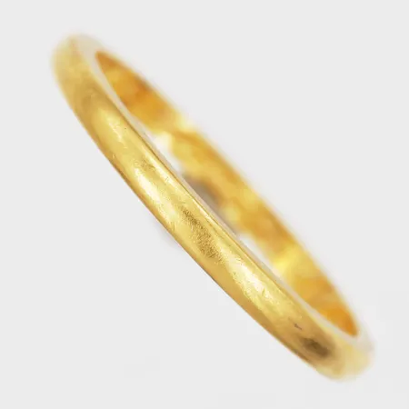 Ring, stl 17¾, bredd 1,5mm, gravyr, 23K guld. Vikt: 3,2 g