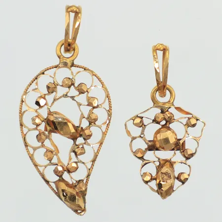 Två hängen, defekt, vasst, 22K  Vikt: 2,8 g