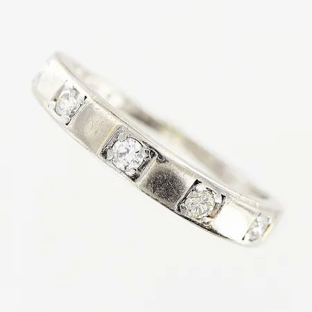 Ring, diamanter 5 x ca 0,03ct, stl 17¼, bredd 1-3mm, vitguld, i behov av rodiering, 18K Vikt: 2,4 g