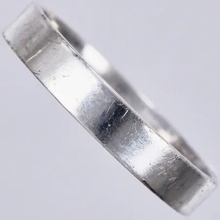 Ring, stl: 20½, bredd ca 4mm, GHA 925/1000 silver Vikt: 4 g