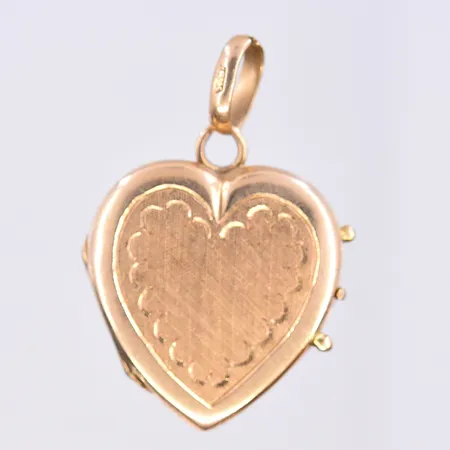 Medaljong, längd 33 mm, bredd 22 mm, sliten ögla, 18K. Vikt: 5,4 g