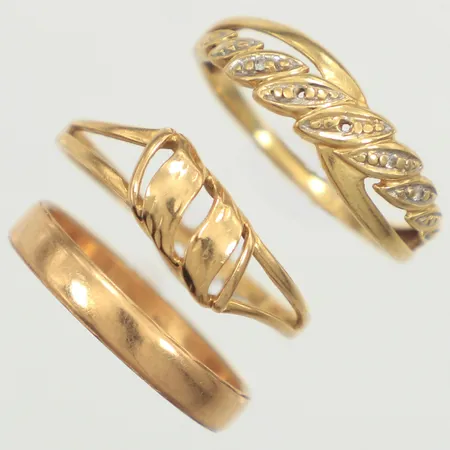 Tre ringar, skeva, gravyr, saknar stenar, 18K  Vikt: 5,6 g