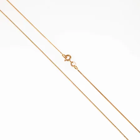 Kedja, kantig ormlänk i 18K guld. Den är 42 cm lång, 0,7 mm bred och väger 2,6g. Balestra, 750. Springring.