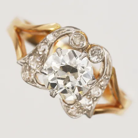 Ring med gammalslipad diamant ca 1,20ct, kvalitet ca TCa-Ca(L-M)/VS-SI, gammalslipade sidostenar, totalt ca 0,10ct, två mindre naturaler på rondist, stl: 17¾, tillverkad av Öbergs Guldsmedsaffär, Hudiksvall år 1960, 18K guld Vikt: 5 g