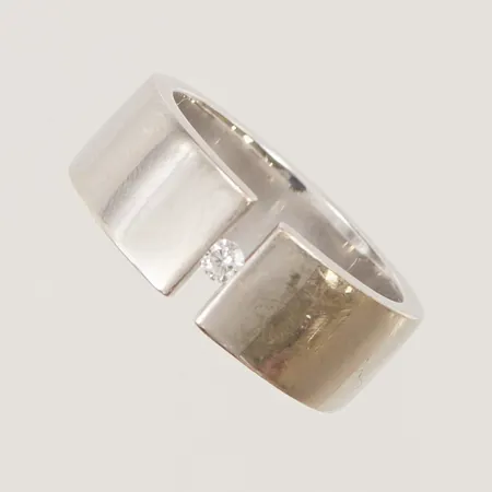 Ring, vitguld med en diamant ca0,05ct, Ø18,5, bredd: 8,2mm, 18K 14,2g.