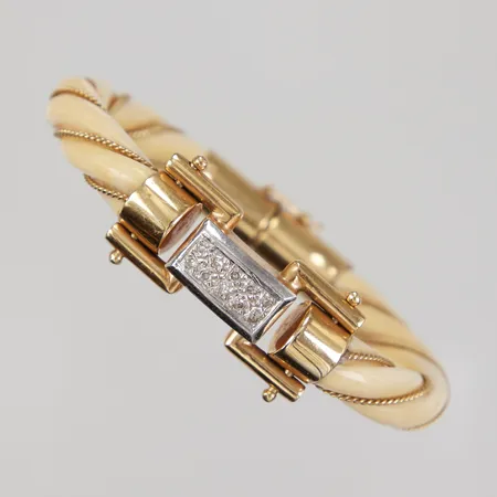 Armband öppningsbar, vitt spiralformad plast länk med guldtrådar, platta med diamanter 10x ca 0,01ct varav 2 möjligen syntetiska diamanter, ihåliga gulddetaljer, inre Ø 55,8mm, bredd 8,9 - 18,6mm, 18K bruttovikt 30,7g Vikt: 30,7 g