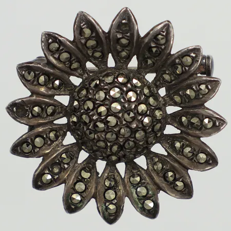 Brosch med markasiter, bredd 29mm, stenar saknas, 830/1000 silver  Vikt: 6,5 g