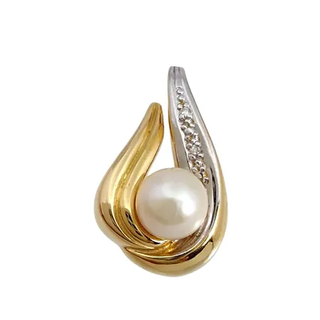 Hänge, 18K guld, odlad Pärla Ø 6,5 mm, blåvitrosa ton, god lyster, Diamanter 2 x 0,001ct, längd 21 mm, bredd 13 mm, fint skick Vikt: 3,3 g