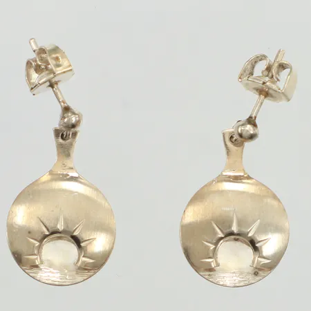 Ett par örhängen Midnattssolsmycket, längd 24,5mm, bredd 14mm, Midnattssolsmycket Ab Luleå 1996, 925/1000 silver Vikt: 3,6 g