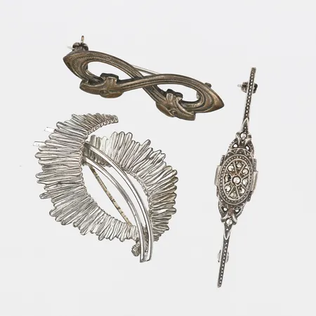 Tre broscher, längd 40-55mm, slitage, silver. Vikt: 18,6 g