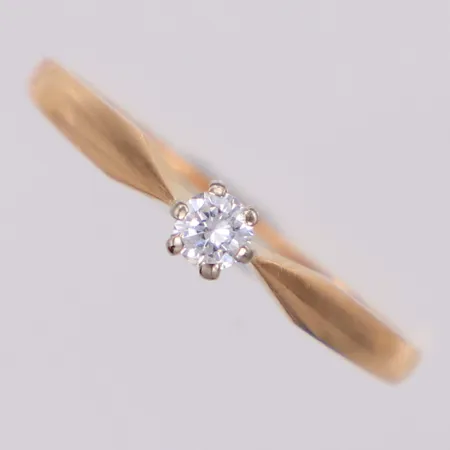 Ring med diamant 1xca0,10ct, spricka i fattningen, stl 17, bredd 1,0-3,4mm, 18K Vikt: 1,4 g