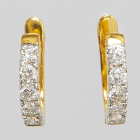 Ett par örhängen, creoler, diamanter 10xca0,04ct, höjd:14,5mm, bredd:3mm, 21K Vikt: 2,8 g
