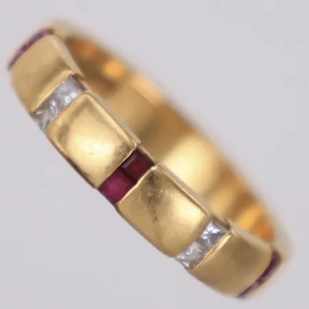 Ring med rosa safirer samt diamanter 4xca0,02ct, stl 17½, bredd 3,9mm, slitage på safirer, 18K Vikt: 5,9 g
