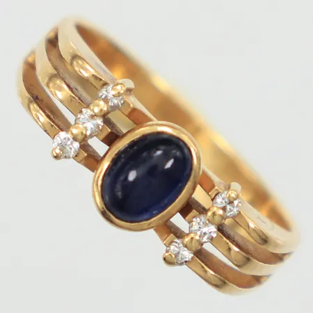Ring med blå sten, möjligen safir och diamanter 6x ca 0,01ct totalt 0,10ct enligt gravyr, stl 16¾, bredd 3,6-6,7mm, nagg på sten, 18K  Vikt: 4,9 g