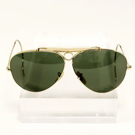 Solglasögon Ray-Ban, Bausch & Lomb U.S.A, pilotmodell, gulmetall, grönt glas, små repor på glas, patina, fodral, vintage.