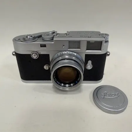 Kamerahus Leica M2, serienummer: 945 619, 1958, objektiv Summicron 1:2 50mm, serienummer: 1023943, seg vid längre tider, brukslitage, läderfodral, bärrem av Vikt: 0 g