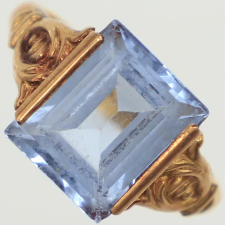 Ring med blå sten, stl 17¼, bredd 2,8-11,8mm, skadad sten, gravyr, del av skena i 18K, 23K Bruttovikt 7,4g