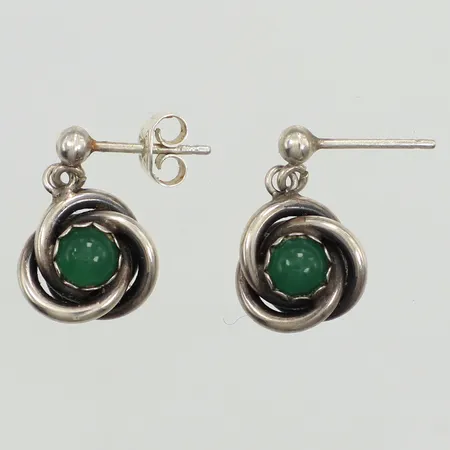 Ett par örhängen, gröna stenar, Ø11mm, saknar en snurrebuss, silver Vikt: 3,6 g