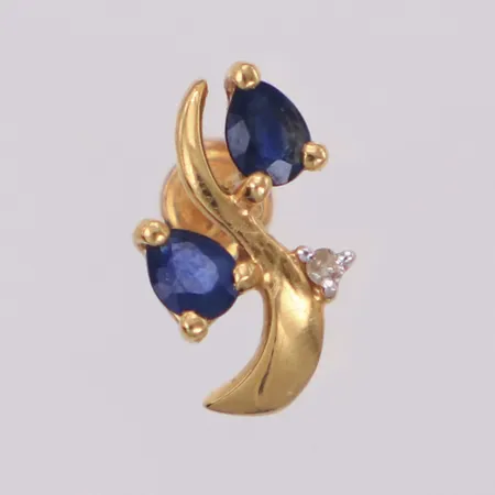 Ett udda örhänge med blå stenar samt diamant 1xca0,005ct, längd 12,6mm, bredd 7,3mm, Guldfynd, 18K Vikt: 0,8 g