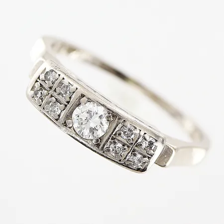 Ring, diamanter  1 x ca 0,15ct, 8 x ca 0,01ct 8/8 slipade, stl 17¼, bredd 1-4,5mm, vitguld, skevheter, behov av rodiering, 18K  Vikt: 3,2 g