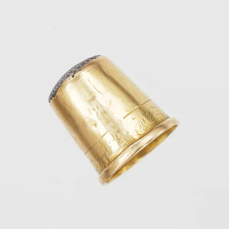Fingerborg, Anton Julius Söhrling, Linköping (1857-65), höjd ca 20mm, bruks- och åldersbetingat slitage, lagning, förstärkt yta samt 18K guld.  Vikt: 2,8 g