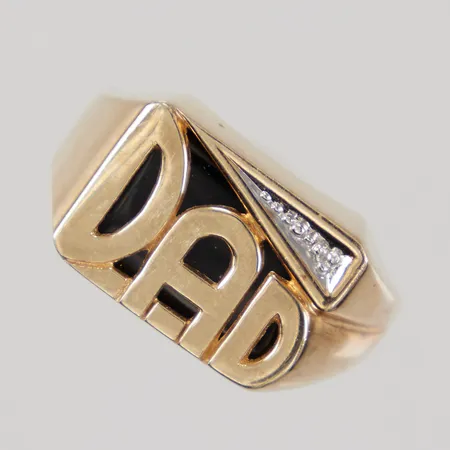 Klackring DAD, onyxplatta samt 8/8slipad diamant 1x ca 0,005ct, stl 20, bredd 3,5-12,4mm, stämplad PSCO 10K  Vikt: 6,3 g