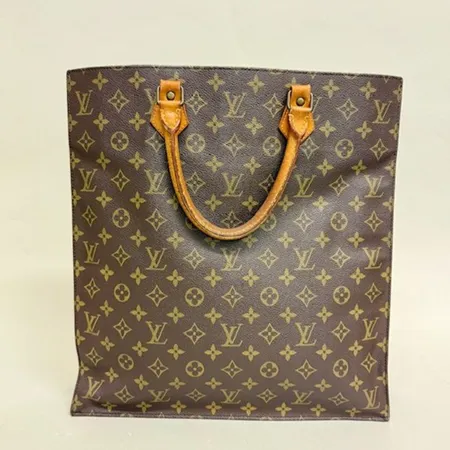 Shoppingväska, Louis Vuitton, Plat cloth, brun monogramcanvas, läderdetaljer, made in France, höjd 38cm exklusive handtag, bredd 36cm, djup 9cm, bruks-/åldersrelaterat slitage, fläckar invändigt, modell utan innerfickor, inga övriga tillbehör.