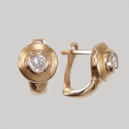 Ett par örhängen med vita stenar, ca 14mm, bredd 3,9 - 8,9mm, clips, 18K  Vikt: 4,3 g